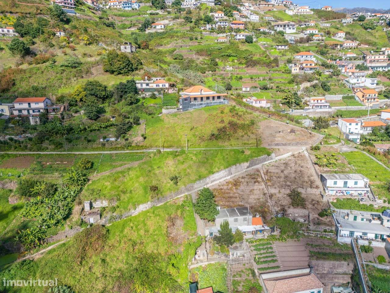 Oportunidade Única: Terreno com Construção em Curso e Vista Deslumbran-11