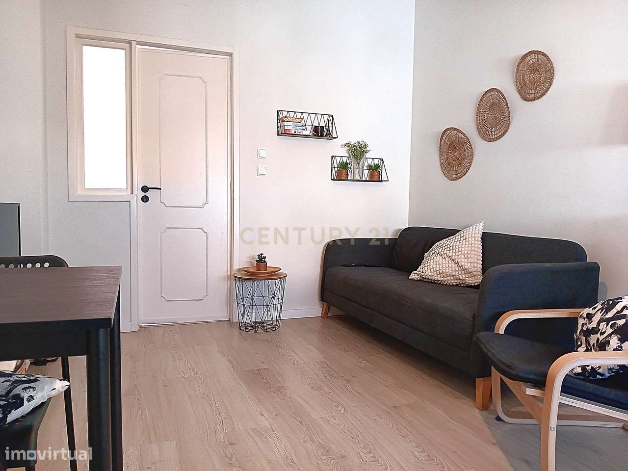 Apartamento com 2 Assoalhadas - Completamente Remodelado - Junto à CP - Grande imagem: 3/11