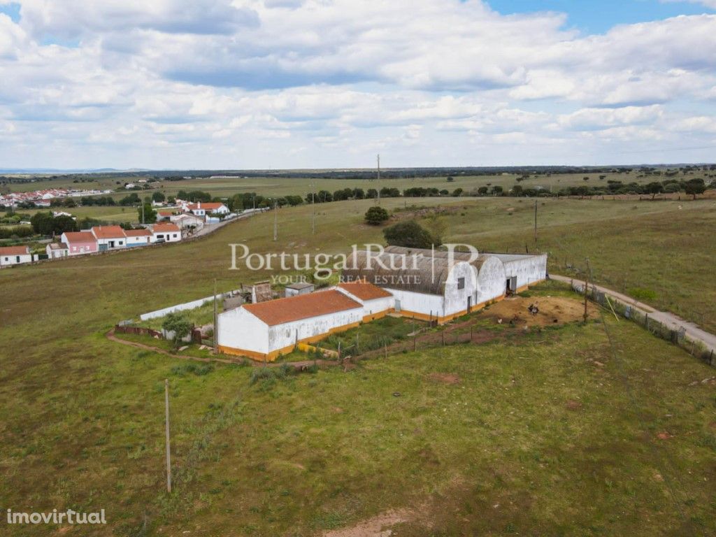 Quinta de 6 ha com várias construções em Pavia