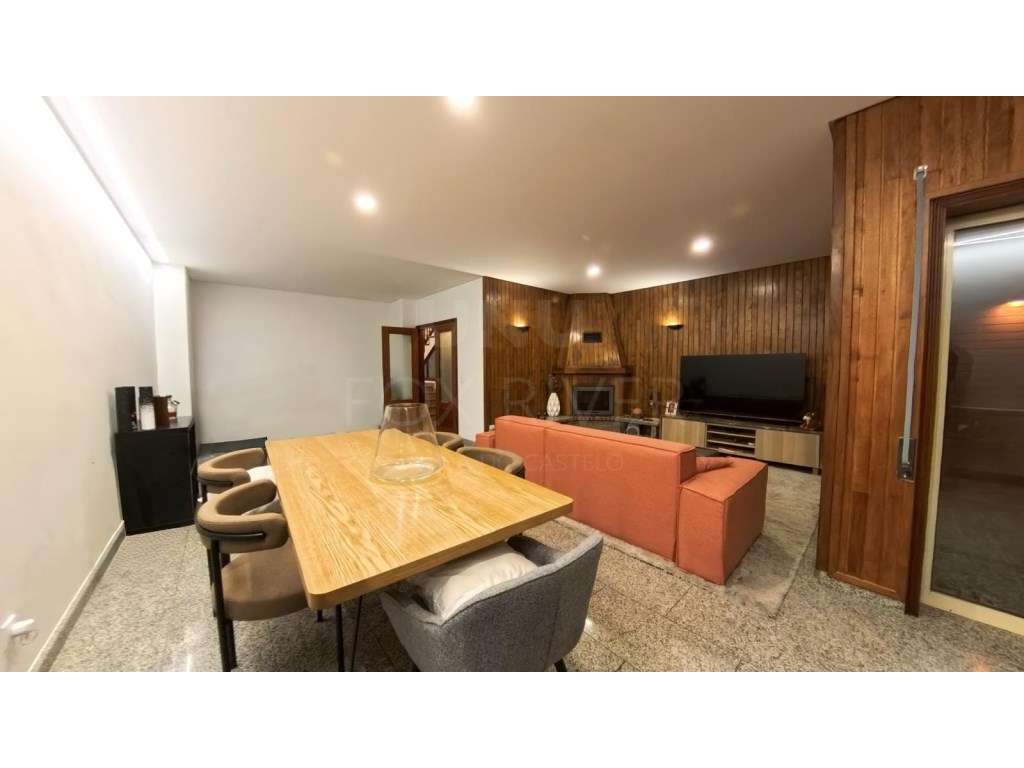 Moradia T4 Geminada na Meadela-3