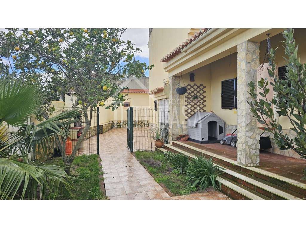 Moradia T3+1 na Venda do Pinheiro-9