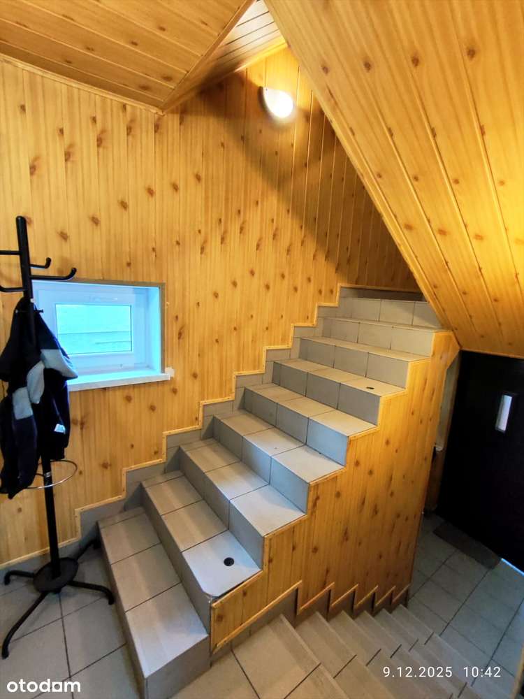 Dom z dwoma niezależnymi mieszkaniami.-13