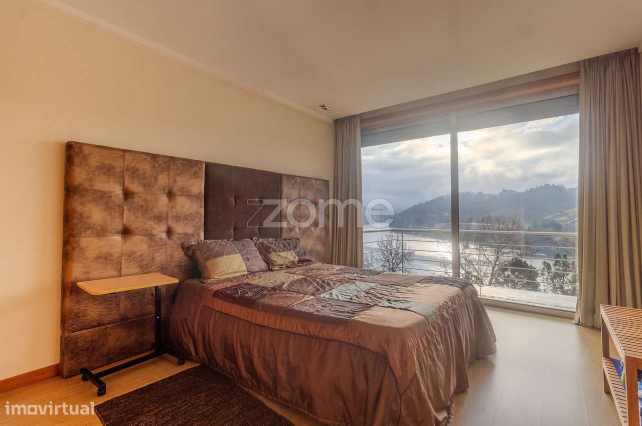 Moradia T3 | 3 Suítes e Piscina com Vista Rio-15