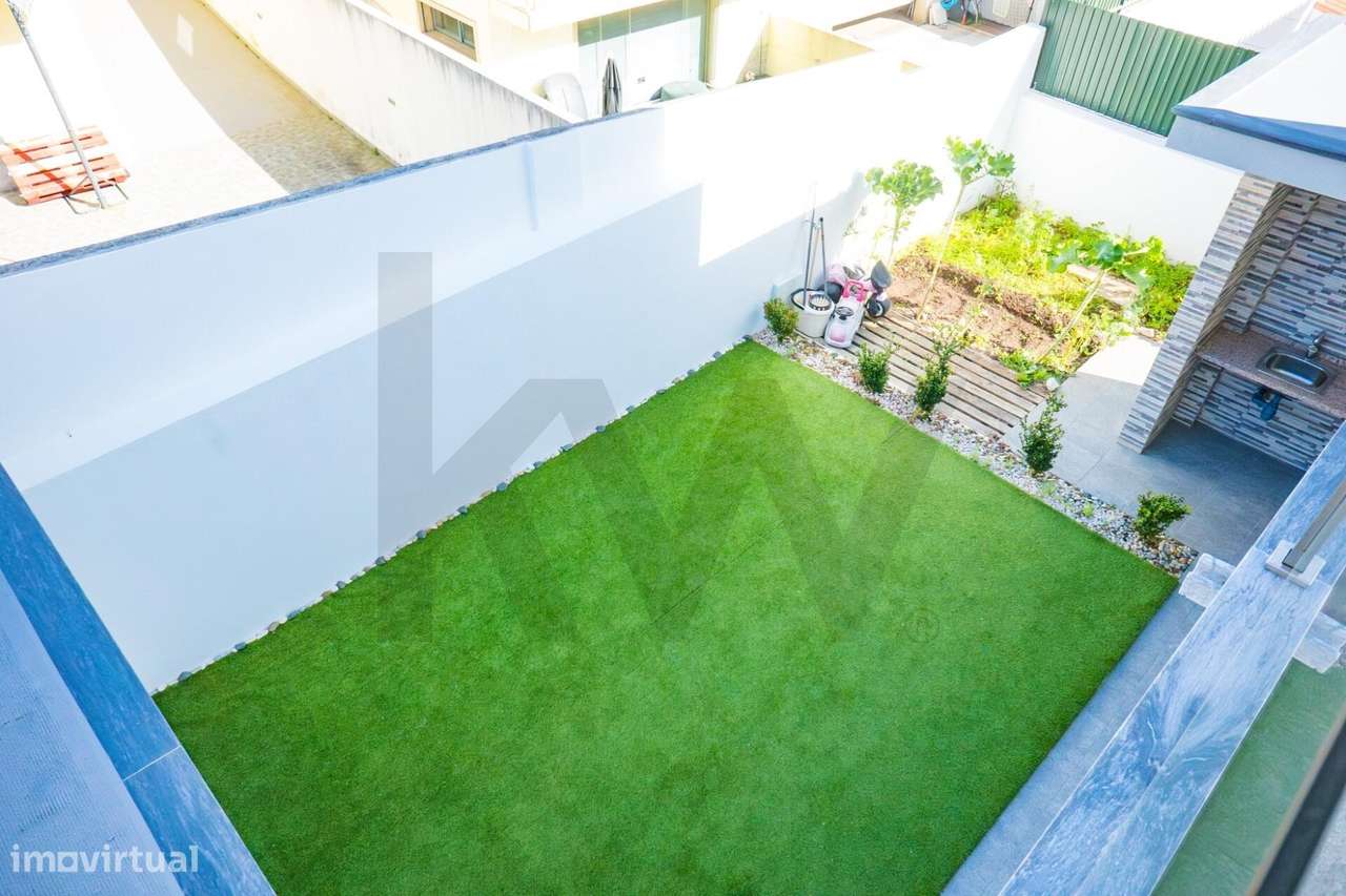 T3 Isolada em Famões: A Estreia Perfeita para a sua Família-41