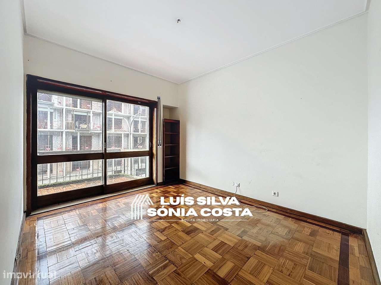 Apartamento T4 c/ Varandas e Elevador em frente á Câmara...-18