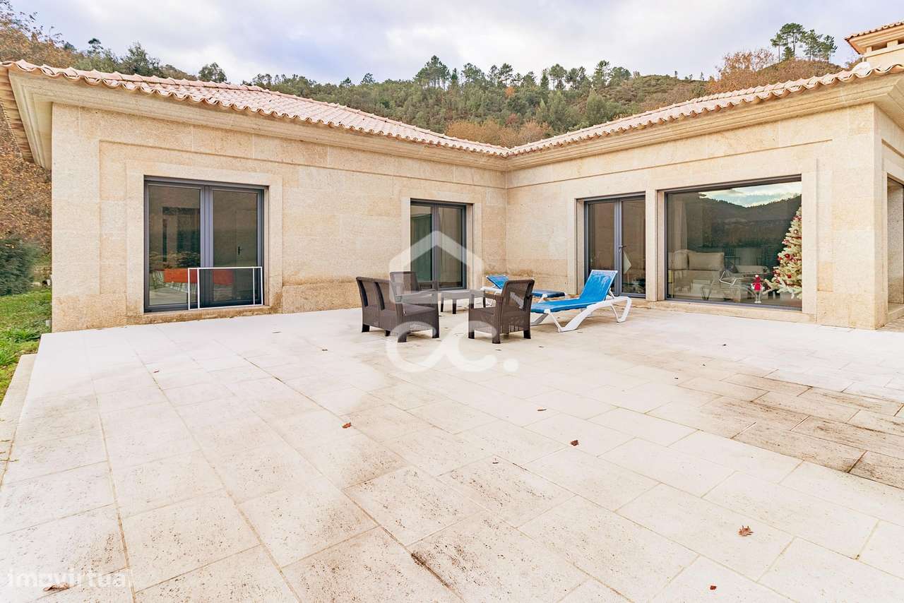 Moradia Térrea de Luxo com Cave | Conforto, Eficiência e Espaço Exteri-3