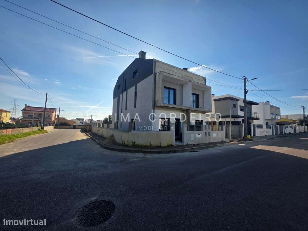 Moradia Geminada T4 com duas Suítes em fase final de acabamentos-0