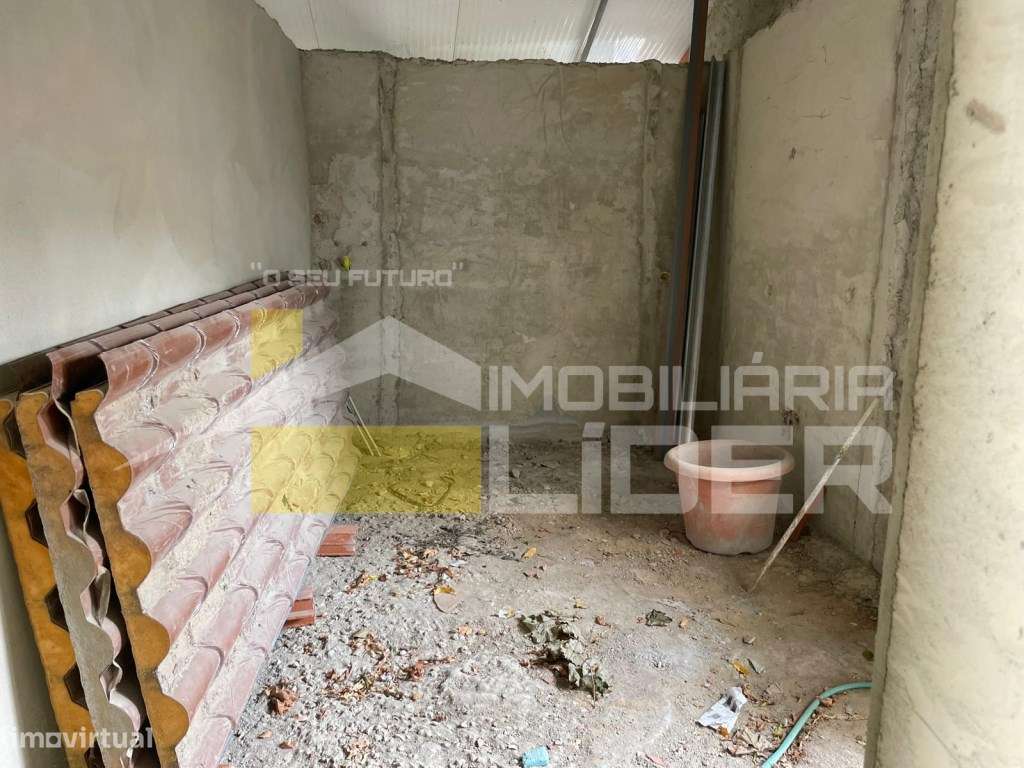 Moradia em fase de construção inserida em terreno urbano com 152m2 ...-10