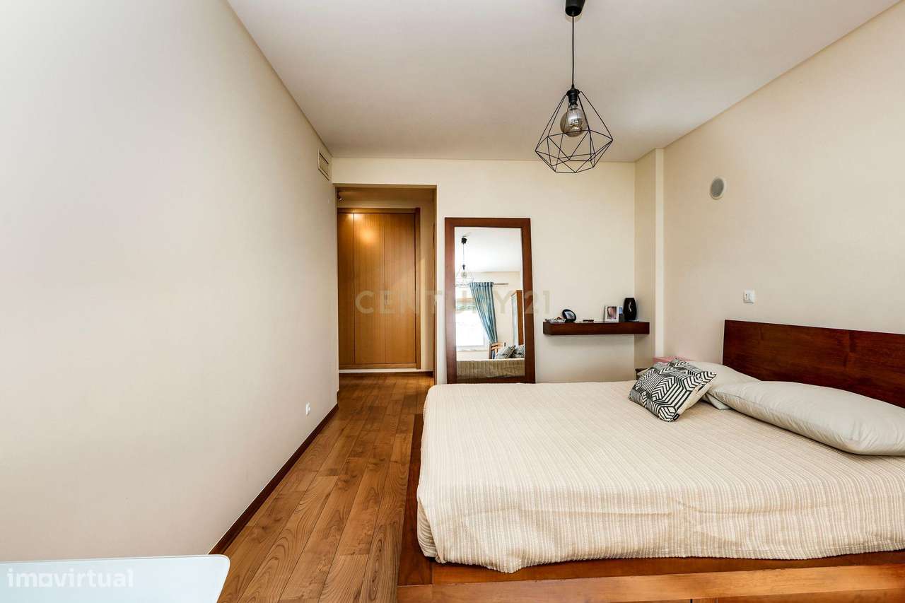 Apartamento T3 com vista panorâmica sobre o Jamor em condomínio fechad-11