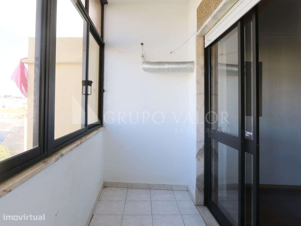 Apartamento T2 com Arrecadação, em Mem Martins-12