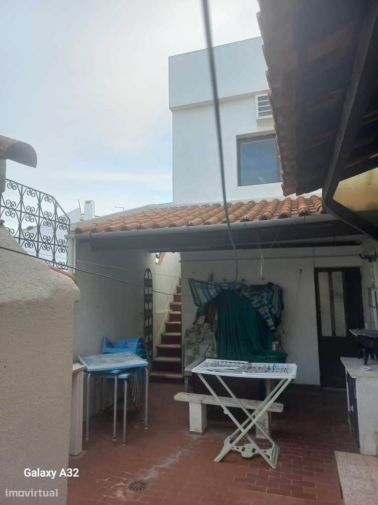 Excelente moradia centro Costa Caparica-21