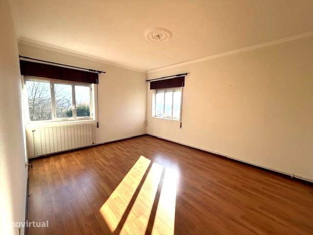 Moradia T4 isolada com jardim e garagem-11