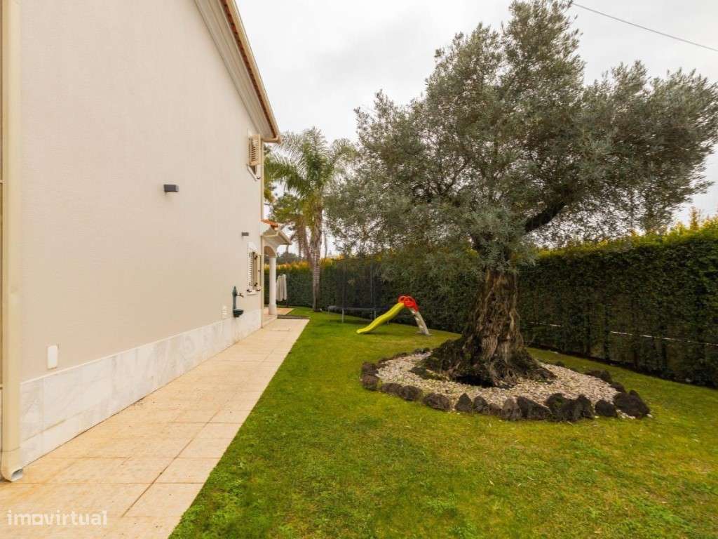 Vende-se Moradia V5 na Aroeira - Almada-14