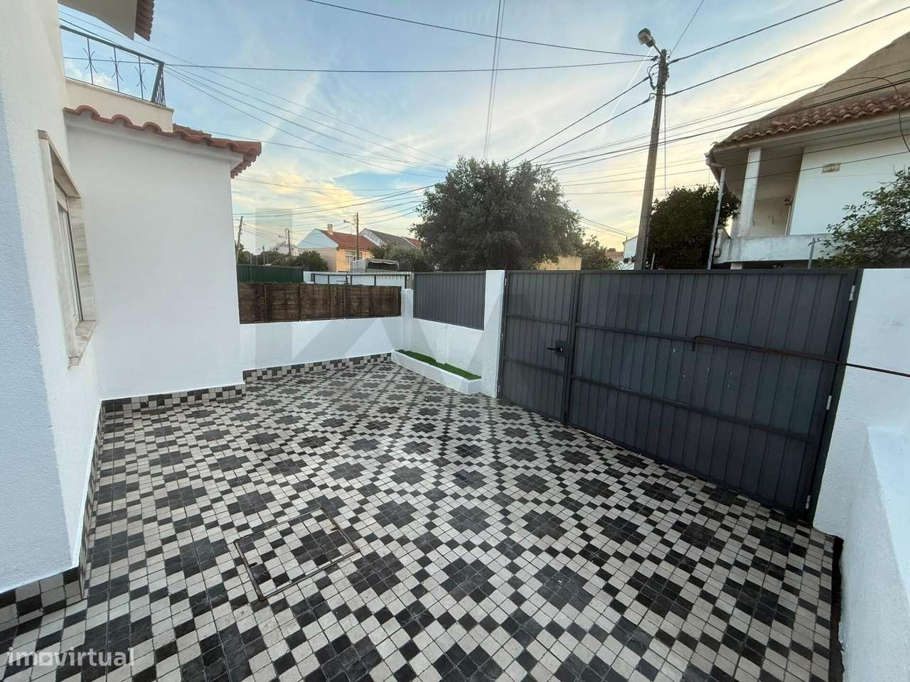 Esplêndido Andar de Moradia, renovado, com Estacionamento e Espaço Ext-33