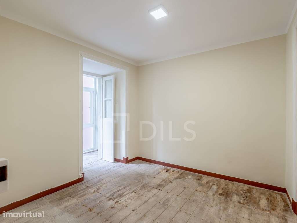 Apartamento T2 com terraço, para reabilitar nos Anjos, Lisboa-7