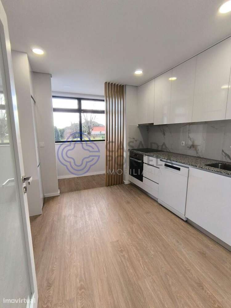 Apartamento T2+1 totalmente remodelado em Monte dos Burgos - Grande imagem: 2/26