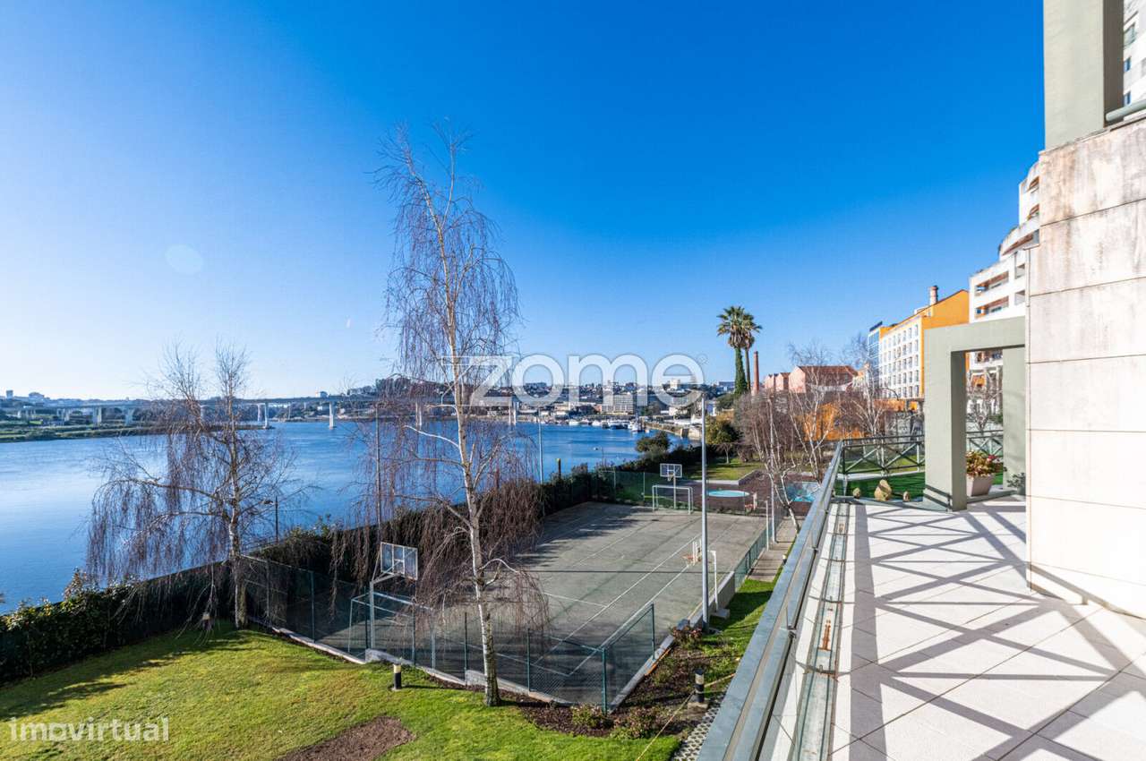 Luxuoso 4 Suites Com 490 M2 A Marina Do Freixo