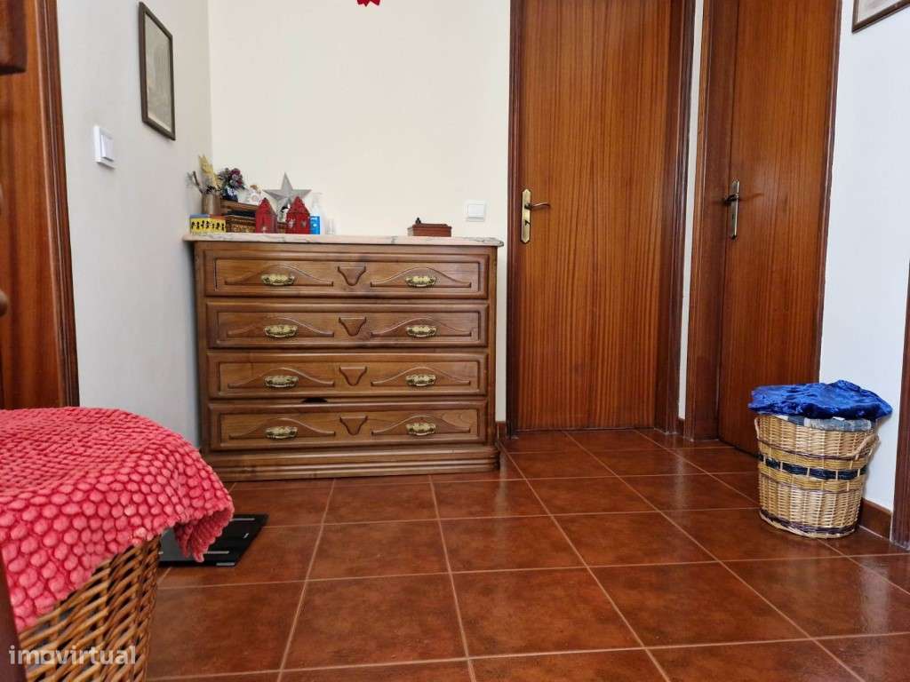 Moradia de 3 Pisos Com Garagem e Aproveitamento de Sótão-16