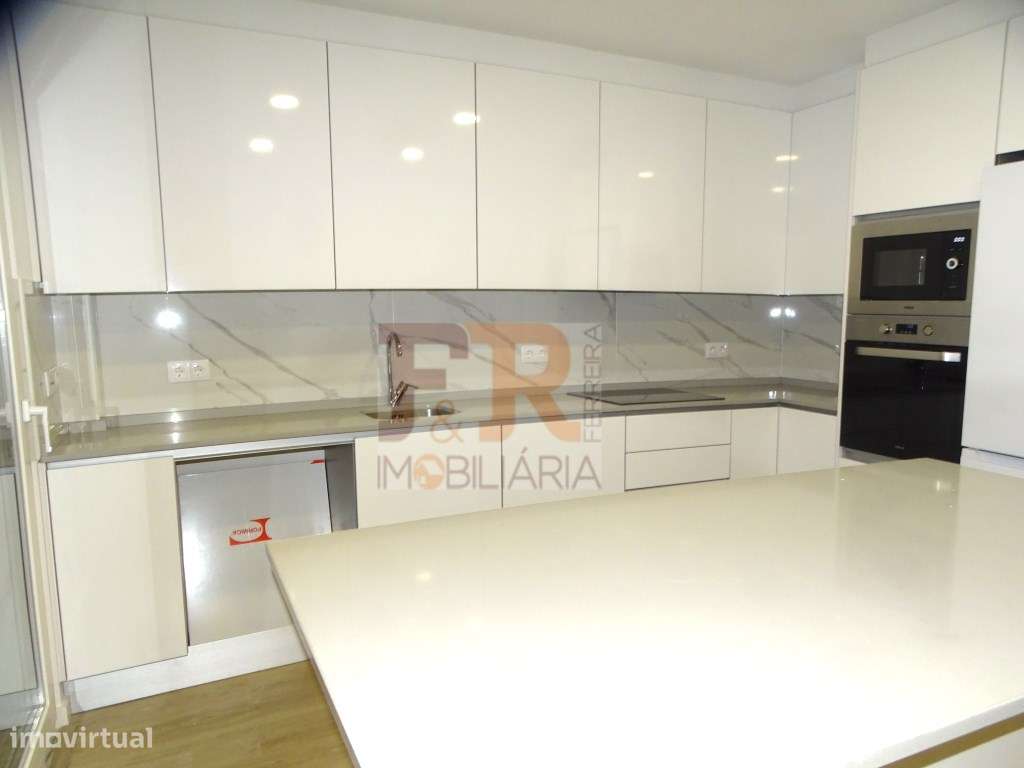 Moradia Geminada Triplex T3+1 com Cave Fernão Ferro-7