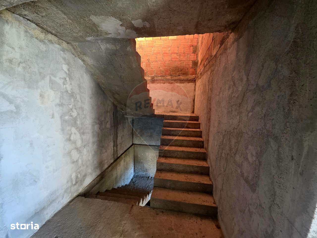 Casă / Vilă cu 5 camere de vânzare-9