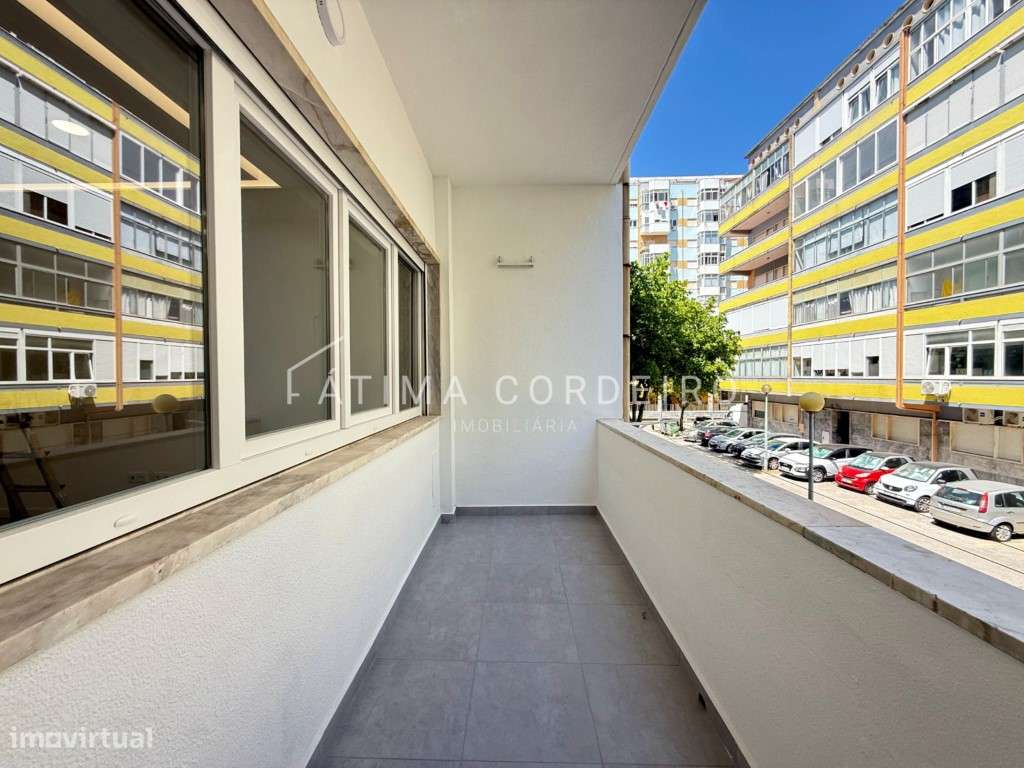 Fantástico T2 com 95m2 Remodelado com arrecadação no centro da Cost...-5
