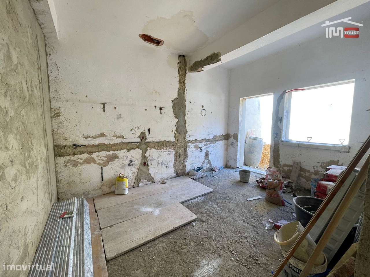 T3 Totalmente Remodelado com Suite e Varanda no Alto do Seixalinho-6