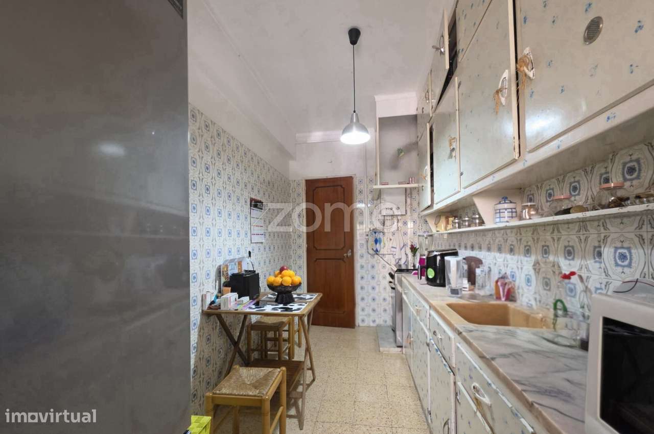 Excelente apartamento T2, situado num 1.º andar, na Buraca-8