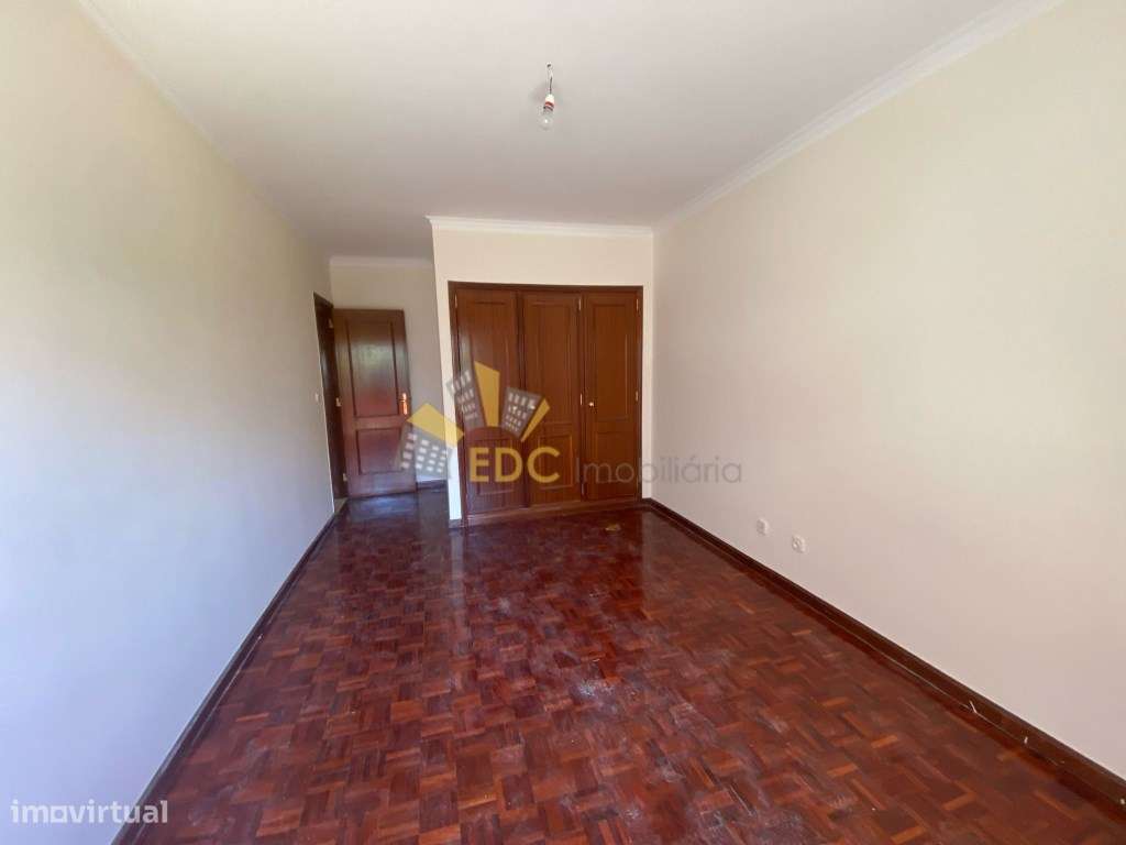 Excelente T2 com Parqueamento e Varanda na Urbanização da Cavaleira...-15
