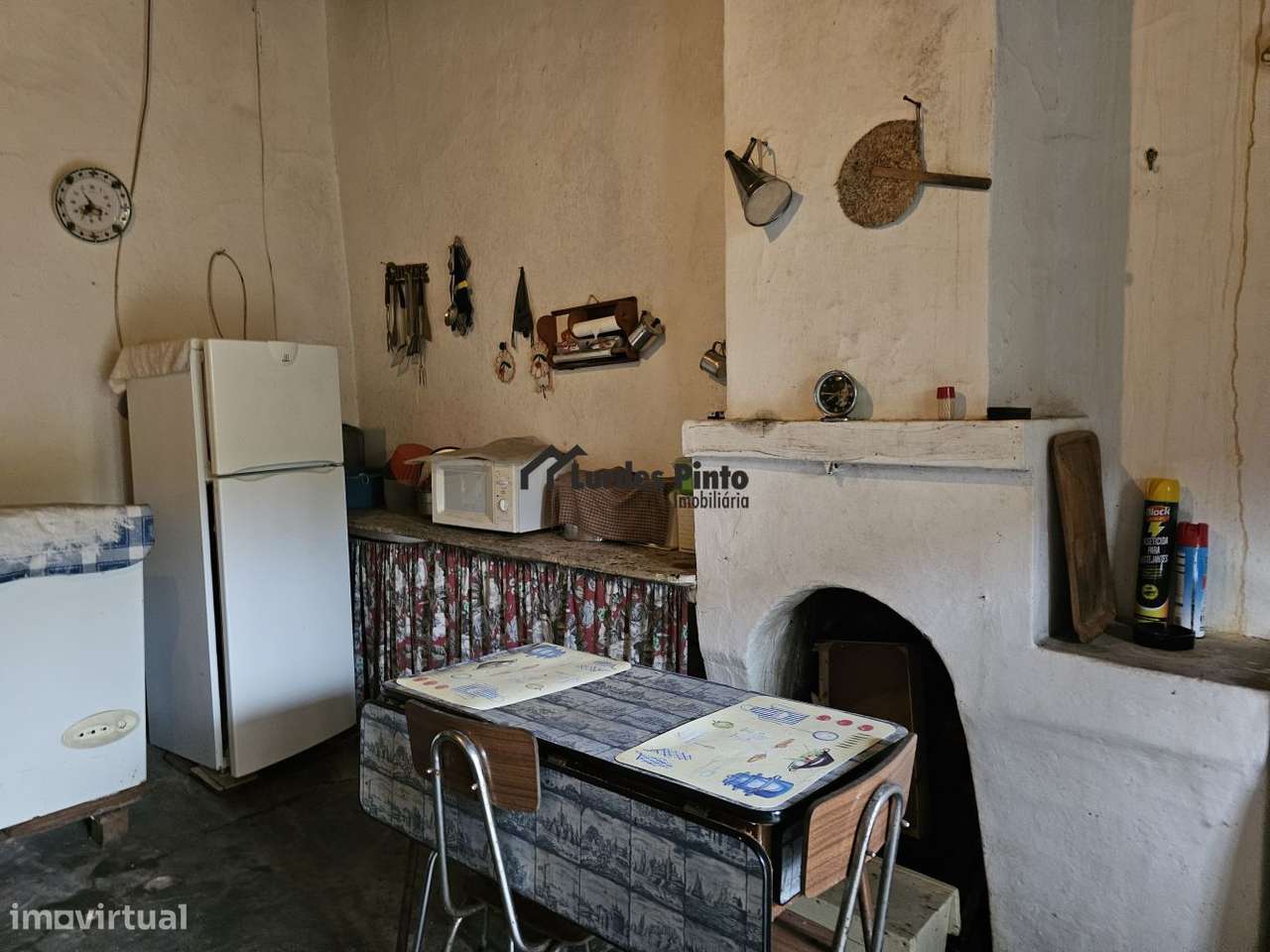 Moradia com dois pisos e logradouro-17