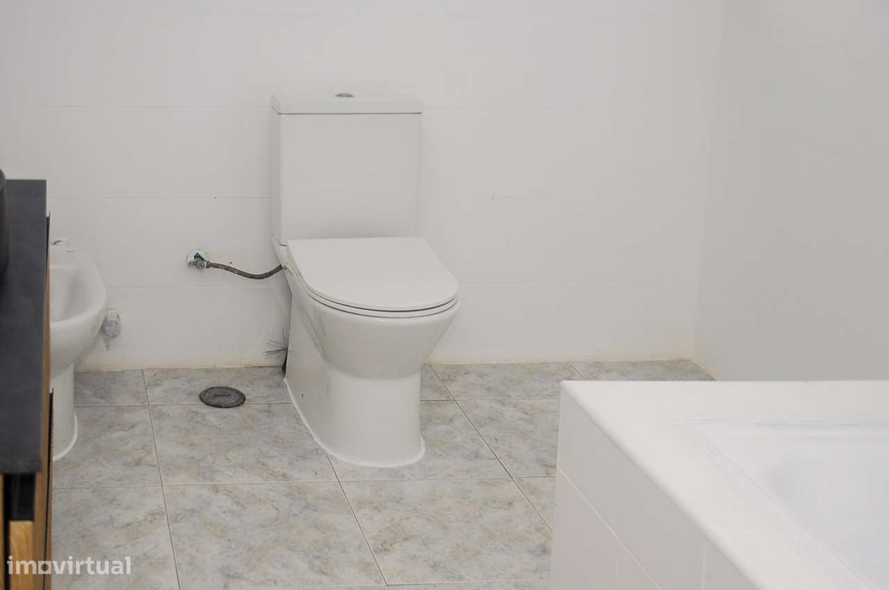 Moradia isolada de 6 assoalhadas com garagem - Zona tranquila-13