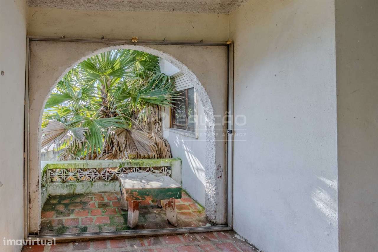 Moradia T3 em Alcobertas com lareira, varanda e potencial de investime-25