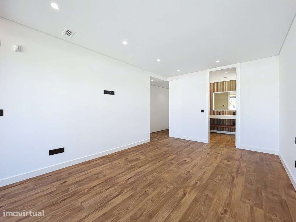 Moradia T5 na Aroeira - Charneca da Caparica.-10