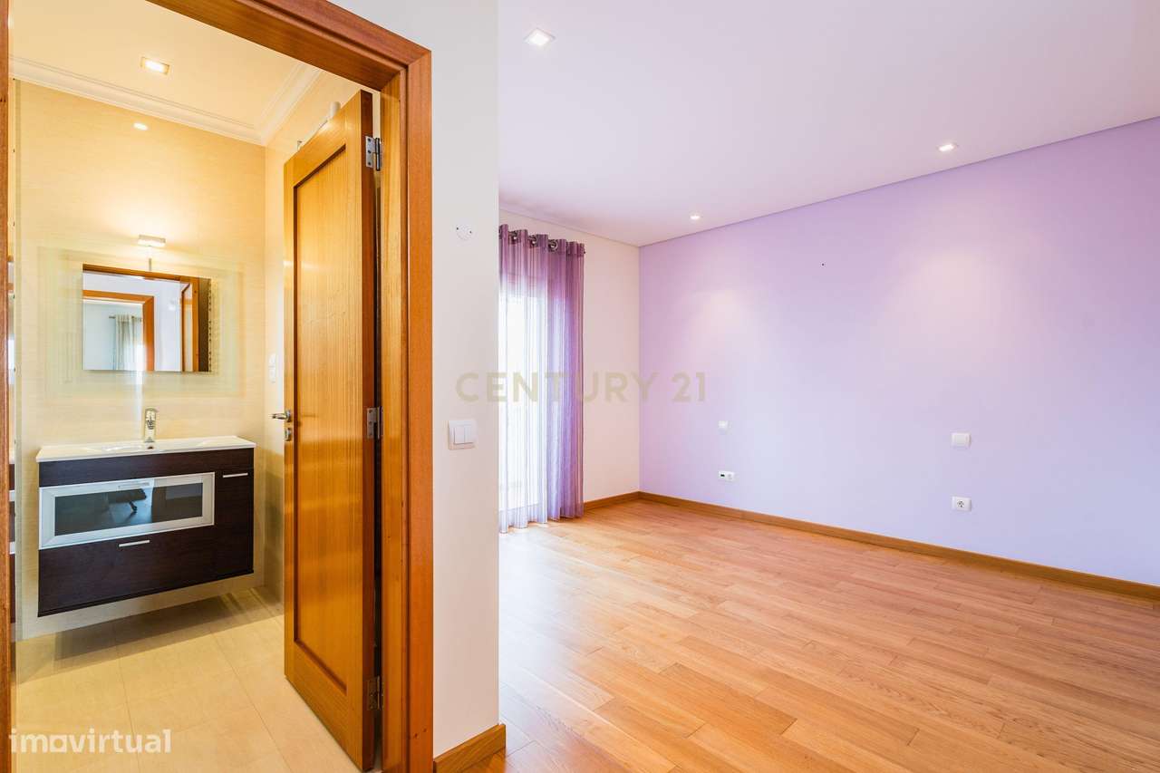 Moradia Exclusiva com Piscina, Jardim e Áreas Amplas-21