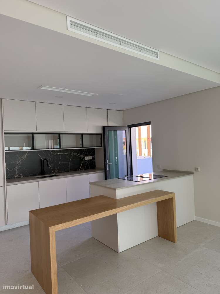 Moradia T4 com piscina, terraço e garagem em Ferreiras-32
