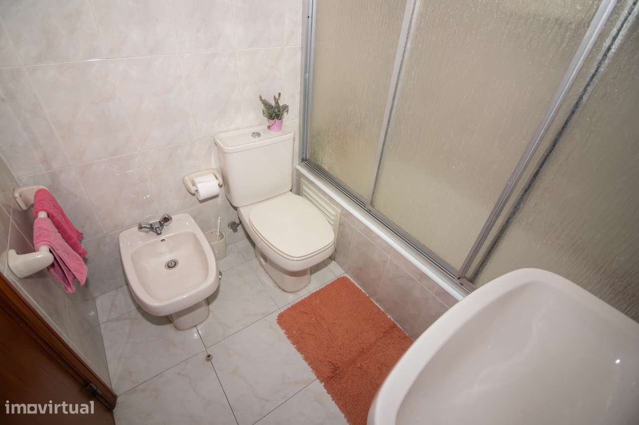 Espaçoso Apartamento T4 na Prestigiada Portela de Sacavém-23