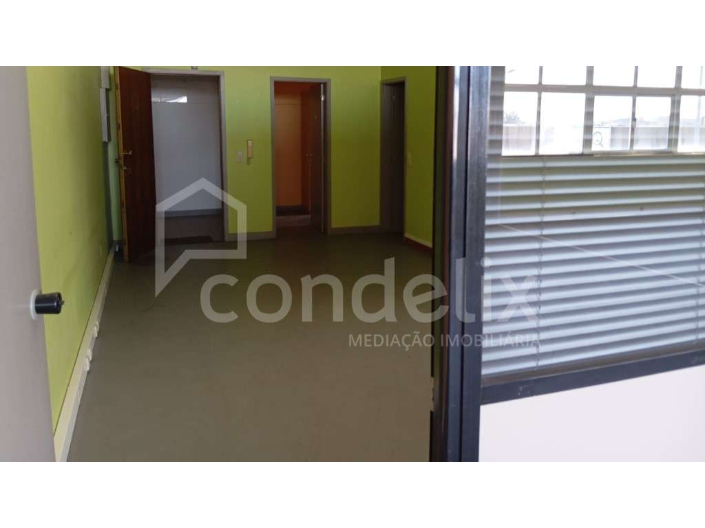 Escritório em Leça da Palmeira, na zona comercial e industrial. - Grande imagem: 4/18