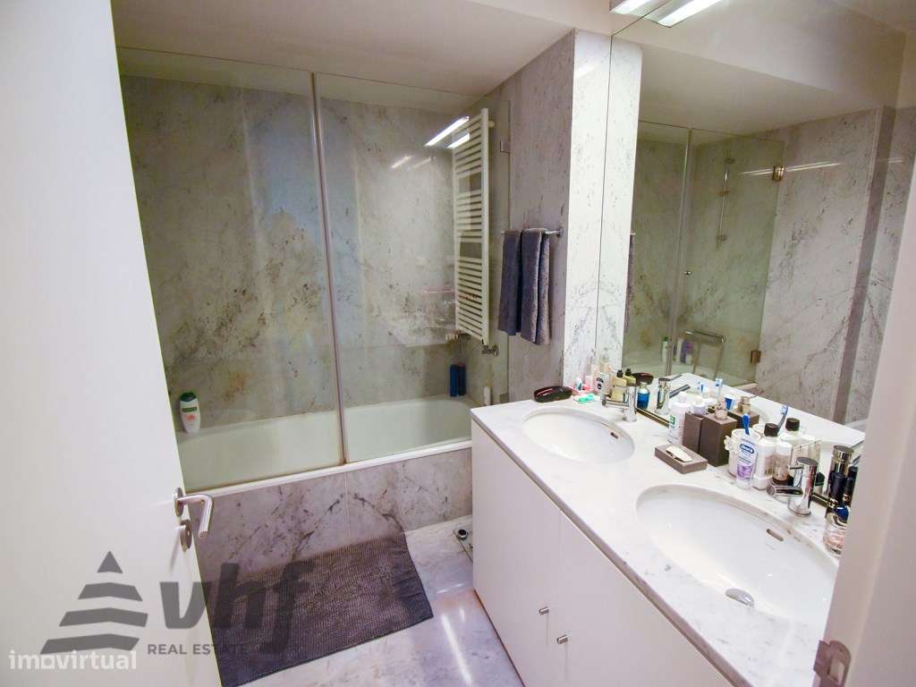 Oportunidade Única: T5 de Excelência no Condomínio Jardim das Camélias-23