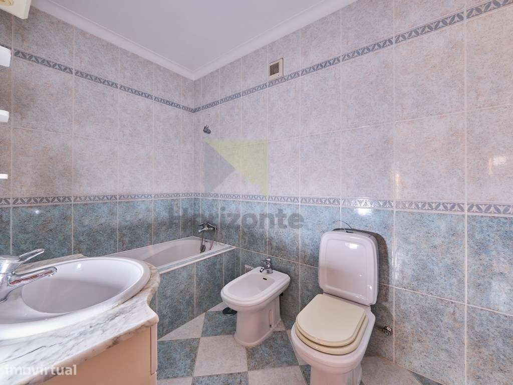 Moradia T4 com Excelente Localização-17