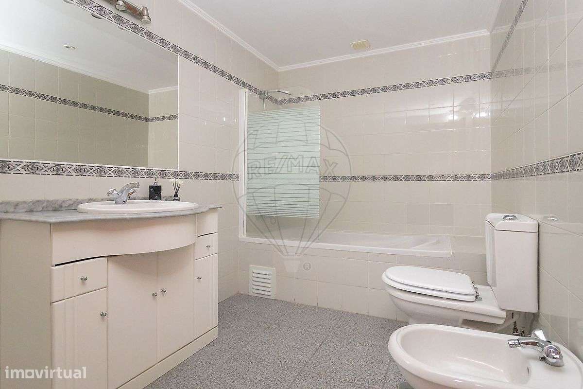 Apartamento T2 com Arrecadação em Paio Pires-28