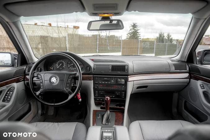 BMW Seria 7 735i L - 5