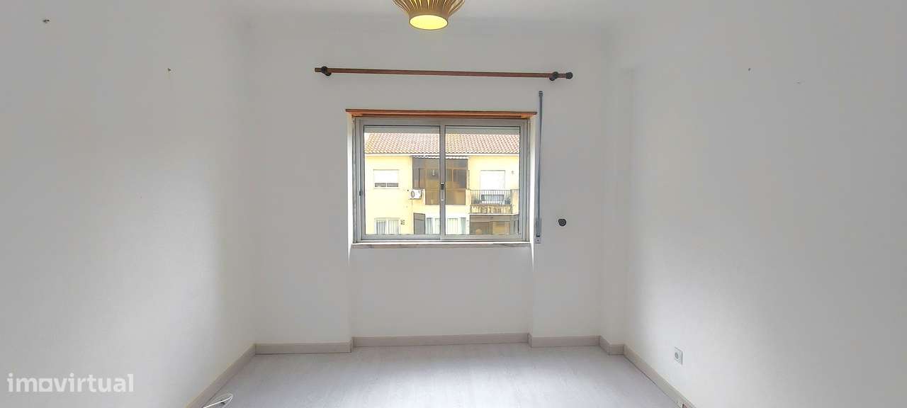 VALE FLORES - T3 REMODELADO COM SUITE NUM R/C-19