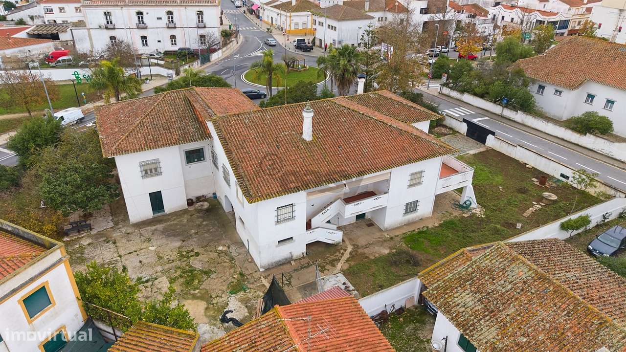 Moradia Senhorial com 16 divisões com Arrumos e Jardim, centro-17