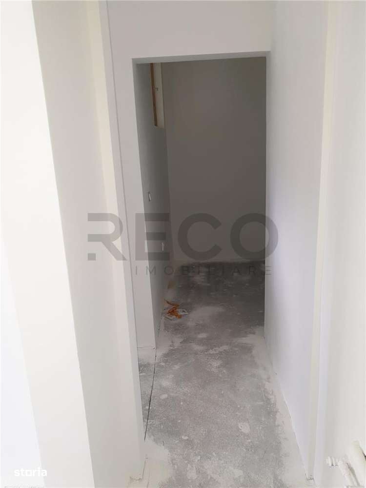 Spatiu comercial la vanzare in Rogerius zona Lacul Rosu - Imagine principală: 5/11