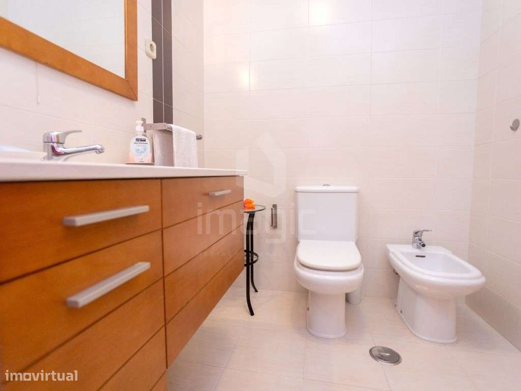 Apartamento T2 Usado com lugar de estacionamento em Vialonga-12