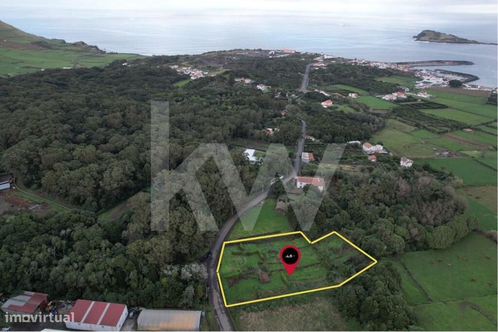 Terreno com viabilidade de construção na zona do Pinheiro, Praia, Ilha