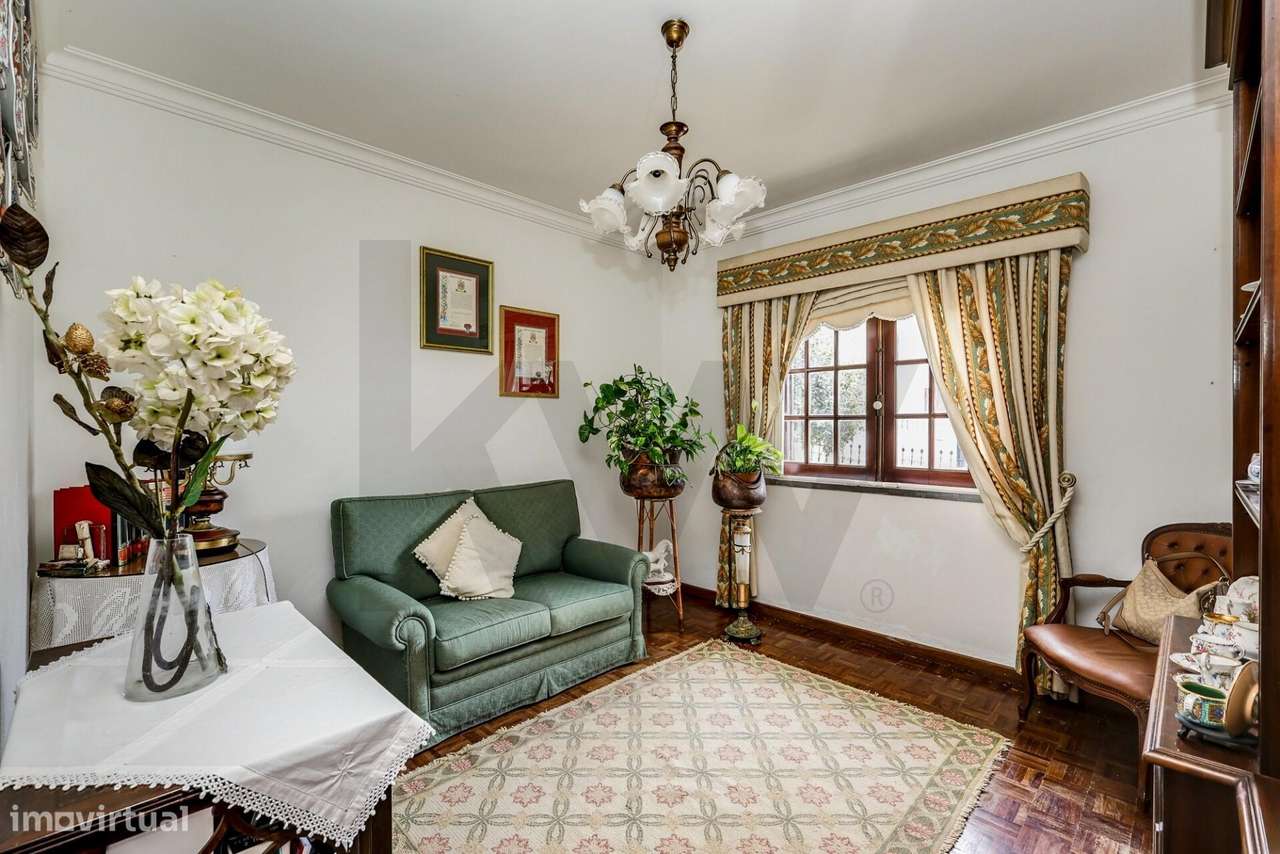 Moradia T6 em Sintra com jardim, garagem e vista de mar ao fundo-8