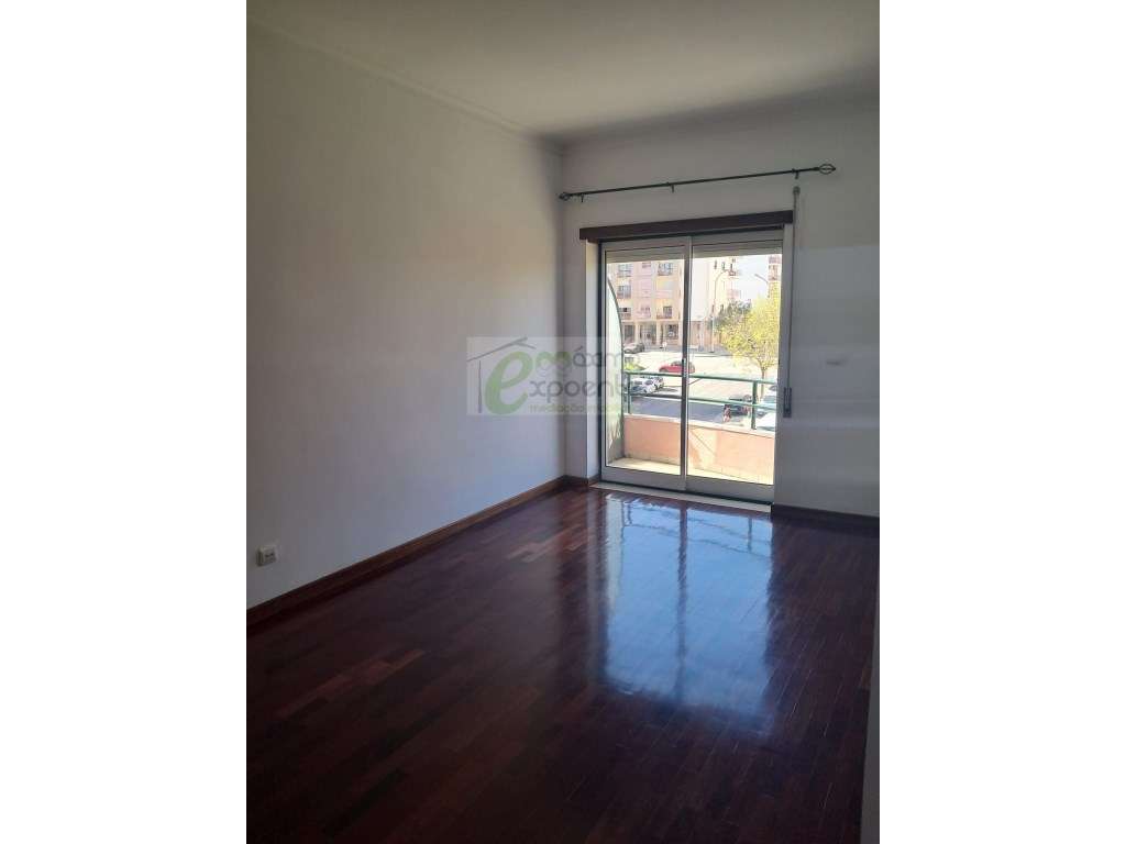 Arrenda-se Apartamento T2 - 3º andar - Com elevador T. Novas - Grande imagem: 4/11