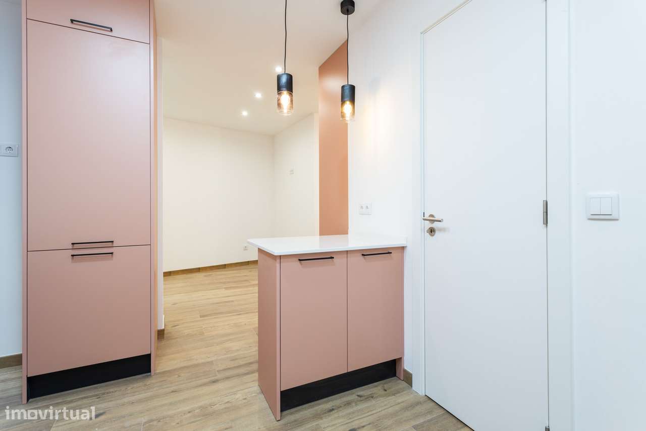Apartamento T2 Remodelado na Prestigiada Infante Santo: Charme, Modern - Grande imagem: 2/33