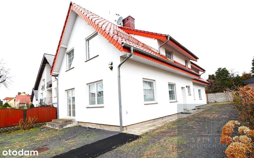 Dom z trzema niezależnymi mieszkaniami. - Pełny obrazek: 1/19