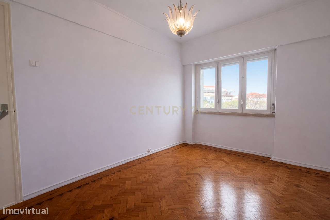 Apartamento T2 com Marquise e Excelente Potencial | Damaia de Cima – A-13